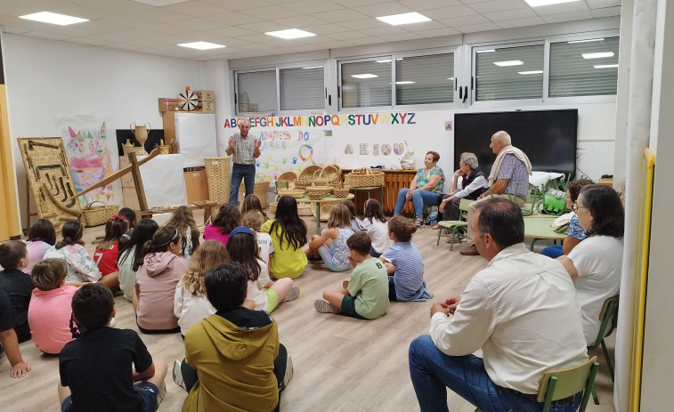 Un encuentro intergeneracional entre mayores y niños conmemora el Día dos Avós en la villa termal
