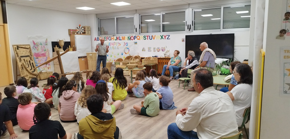 Un encuentro intergeneracional entre mayores y niños conmemora el Día dos Avós en la villa termal