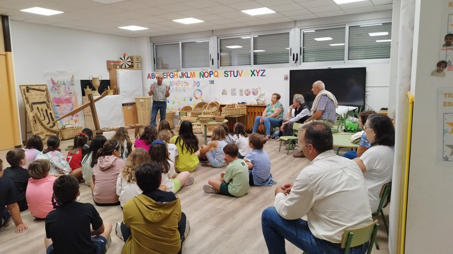 Un encuentro intergeneracional entre mayores y niños conmemora el Día dos Avós en la villa termal