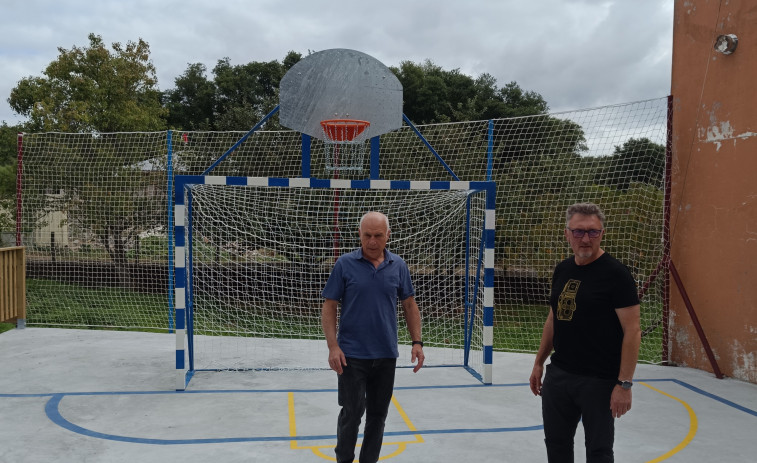 Catoira reabre el renovado parque infantil de Viladesuso tras crear una pista multideporte