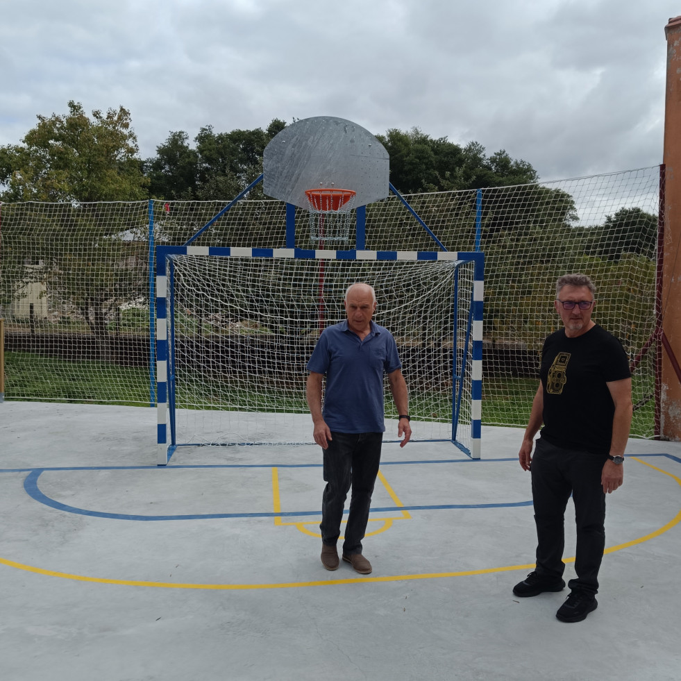 Catoira reabre el renovado parque infantil de Viladesuso tras crear una pista multideporte