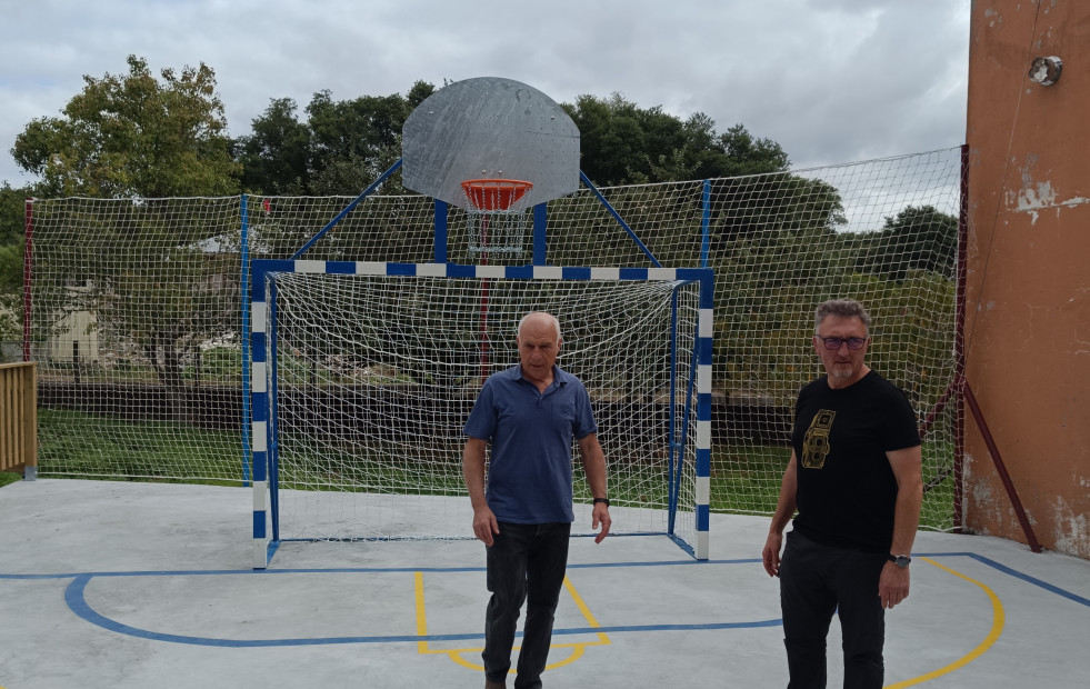 Catoira reabre el renovado parque infantil de Viladesuso tras crear una pista multideporte