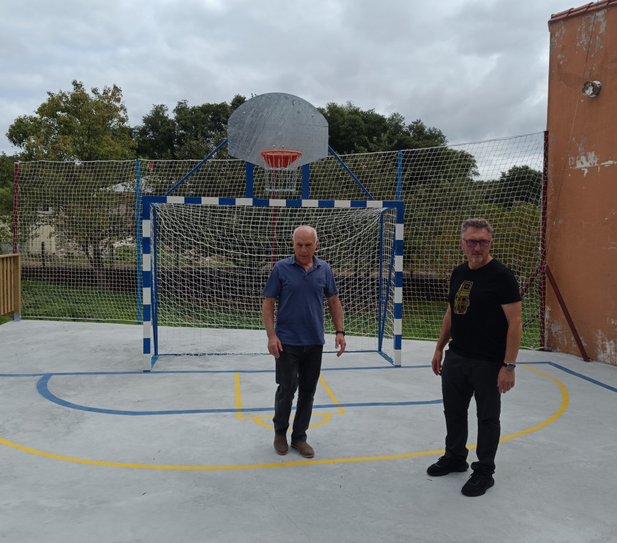 Catoira reabre el renovado parque infantil de Viladesuso tras crear una pista multideporte