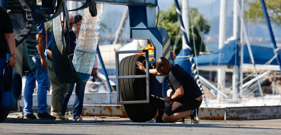Herido grave al explotarle en la cara una rueda del travelift en Vilanova