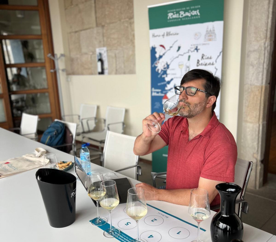 A publicación vinícola líder ‘Vinous’ recorre a DO Rías Baixas cunha cata de 80 marcas