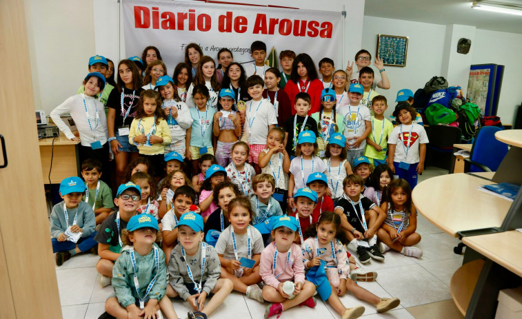 A rapazada da ludoteca da piscina de Vilagarcía visitou Diario de Arousa