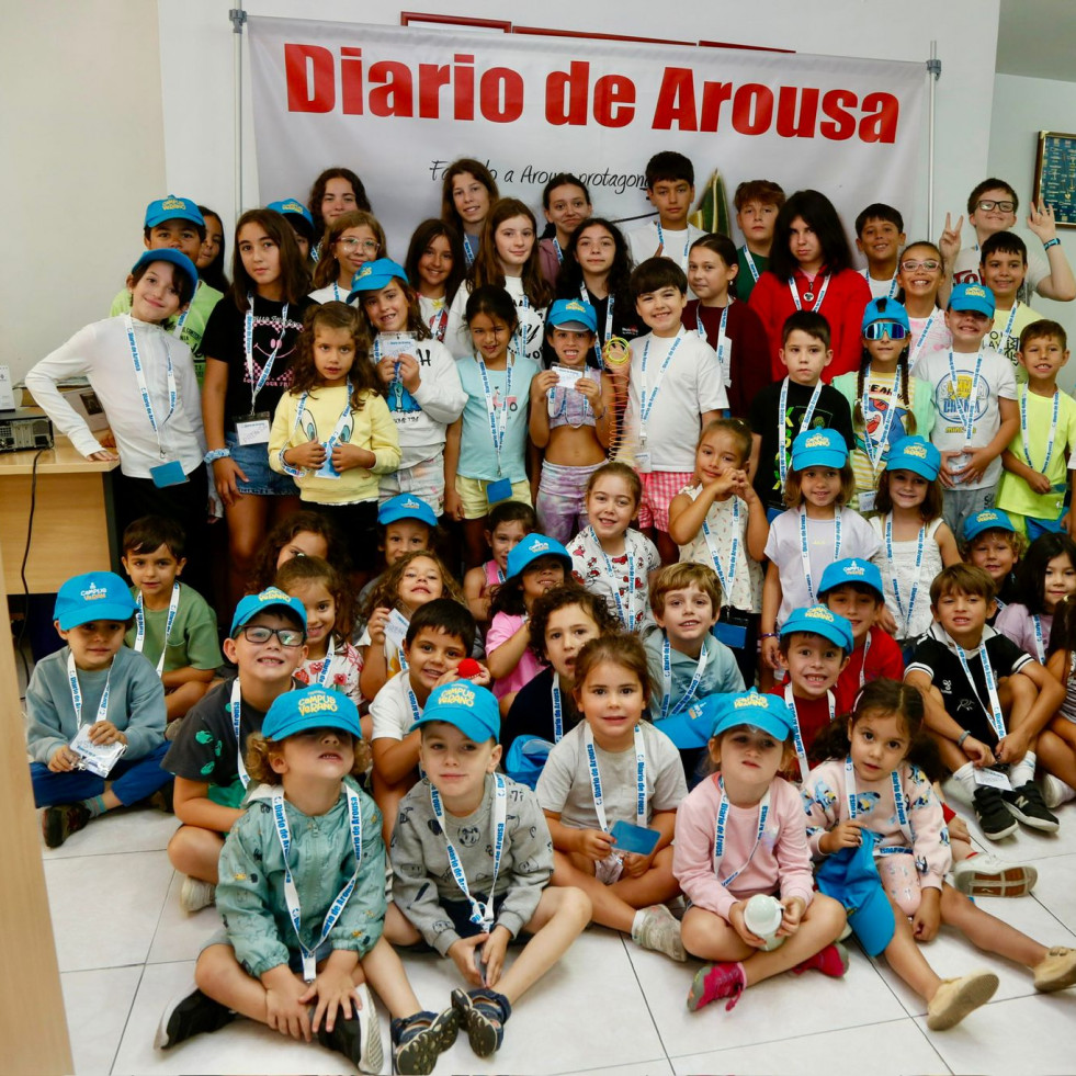 A rapazada da ludoteca da piscina de Vilagarcía visitou Diario de Arousa