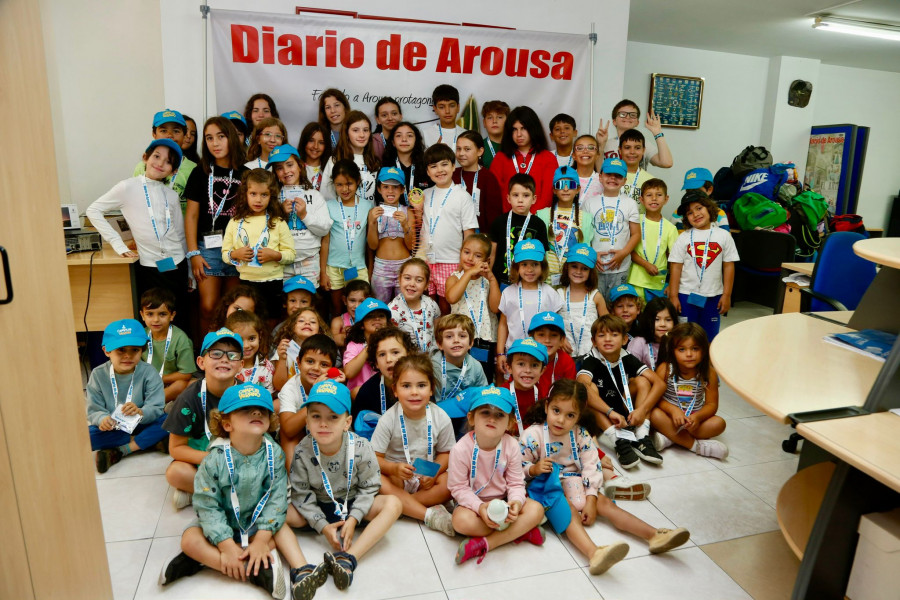 A rapazada da ludoteca da piscina de Vilagarcía visitou Diario de Arousa