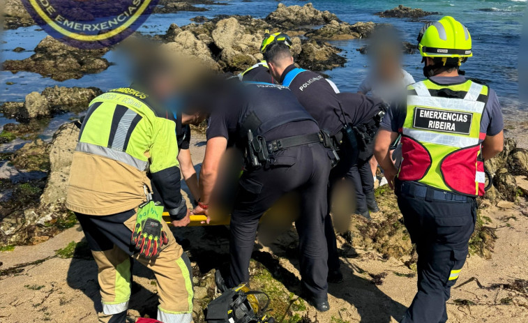 Rescatado un bañista tras caer al mar en una zona de rocas en la playa de Balieiros, en Ribeira