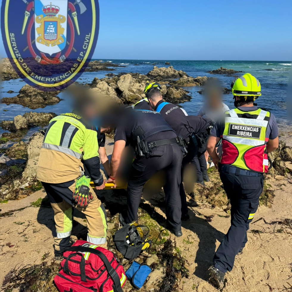 Rescatado un bañista tras caer al mar en una zona de rocas en la playa de Balieiros, en Ribeira
