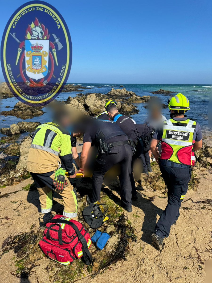 Rescatado un bañista tras caer al mar en una zona de rocas en la playa de Balieiros, en Ribeira