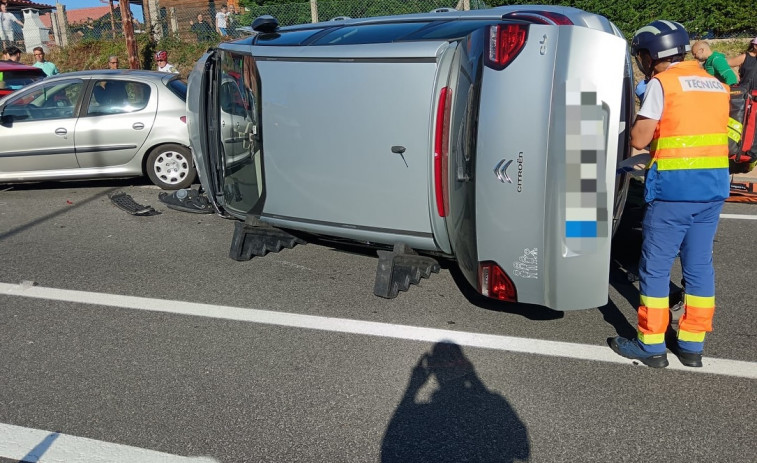 Un coche se sale de la vía, choca contra dos que estaban aparcados y acaba semivolcado en Paxariñas
