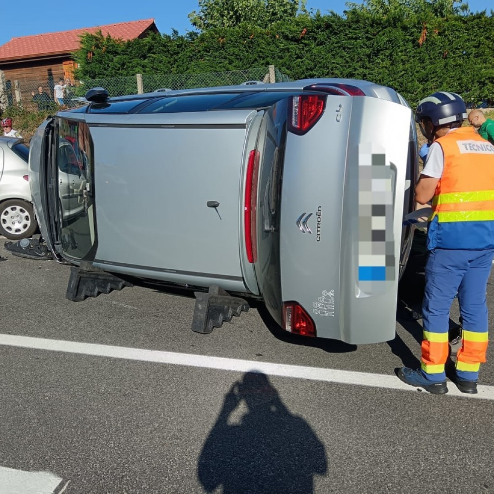 Un coche se sale de la vía, choca contra dos que estaban aparcados y acaba semivolcado en Paxariñas