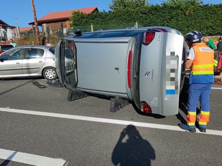 Un coche se sale de la vía, choca contra dos que estaban aparcados y acaba semivolcado en Paxariñas