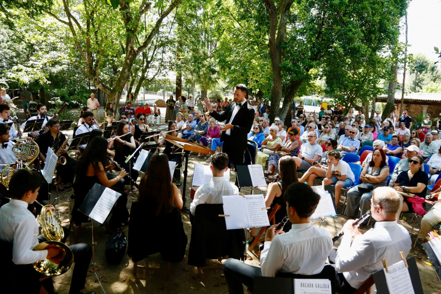 Cambados conmemora o Día de Galicia cun multitudinario concerto da Banda de Castrelo