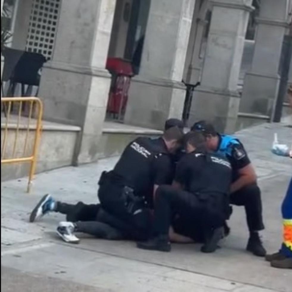 Detenido un vecino de Ribeira que portaba una navaja con actitud agresiva en Porta do Sol