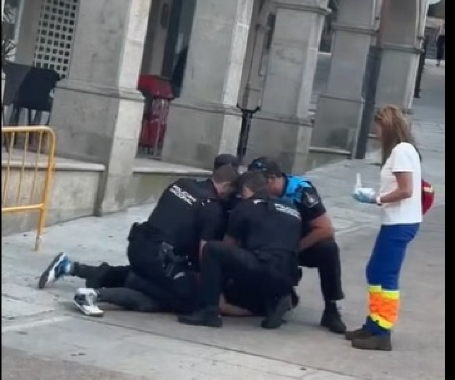 Detenido un vecino de Ribeira que portaba una navaja con actitud agresiva en Porta do Sol