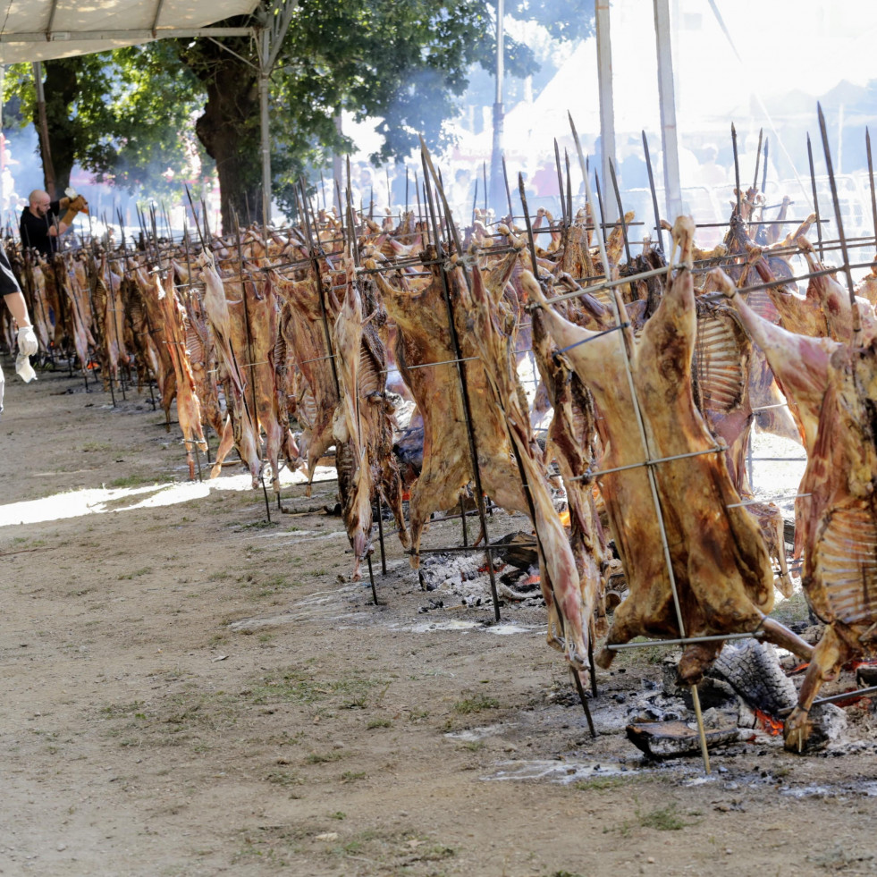 Miles de personas degustan mañana el mejor Carneiro ao Espeto en Moraña