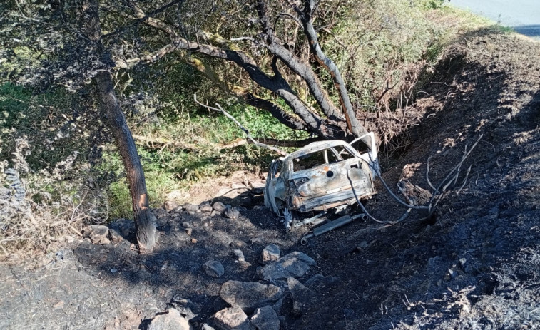 Arde por completo un coche tras precipitarse por un barranco en Cuntis