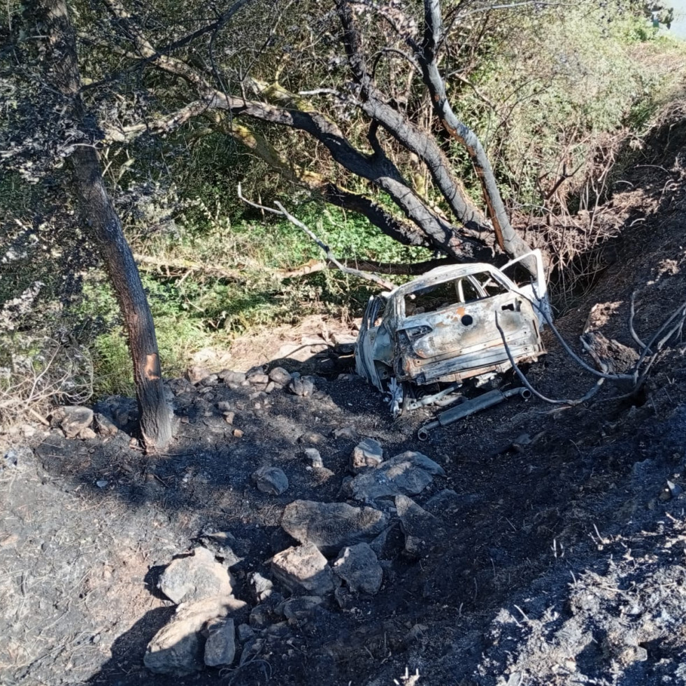 Arde por completo un coche tras precipitarse por un barranco en Cuntis