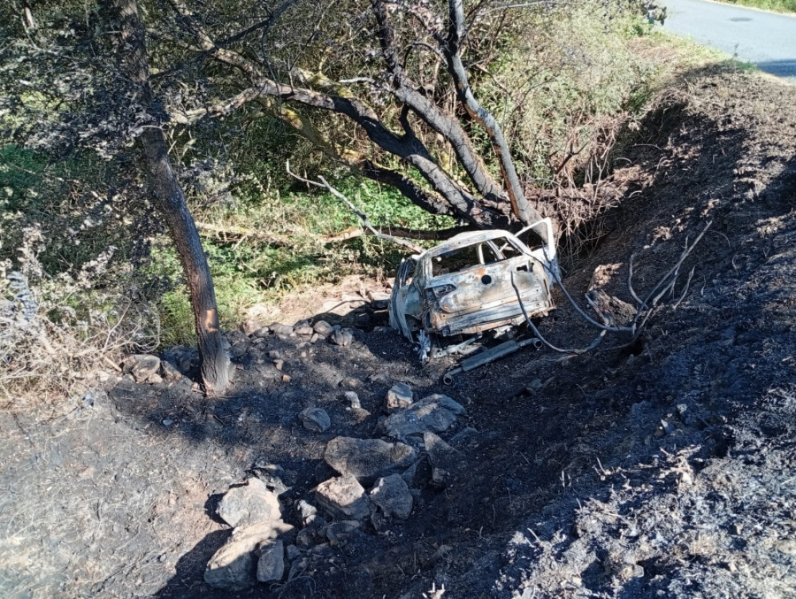 Arde por completo un coche tras precipitarse por un barranco en Cuntis