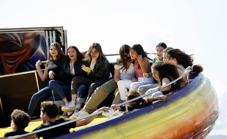 La falta de espacio complica la instalación de las atracciones a dos días de las Festas do Verán