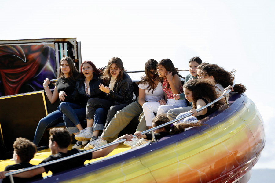 La falta de espacio complica la instalación de las atracciones a dos días de las Festas do Verán