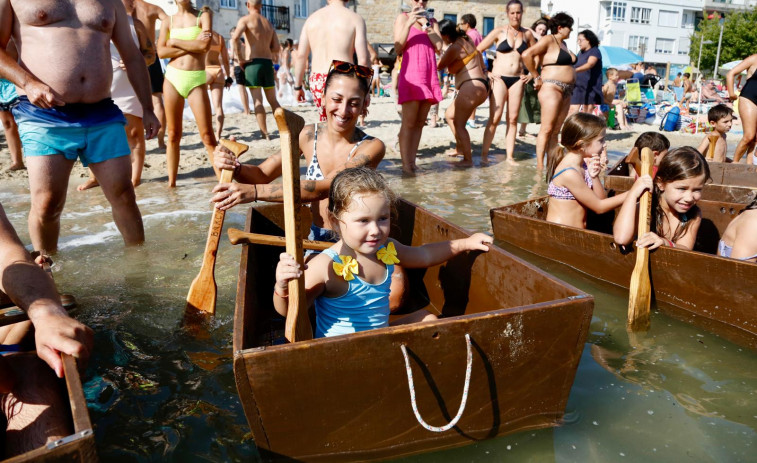 La popular regata de “barcaños” llena de tradición A Covacha y despide cuatro días de fiestas en Carril