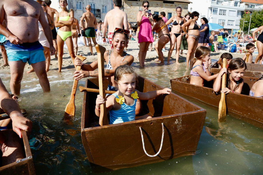 La popular regata de “barcaños” llena de tradición A Covacha y despide cuatro días de fiestas en Carril