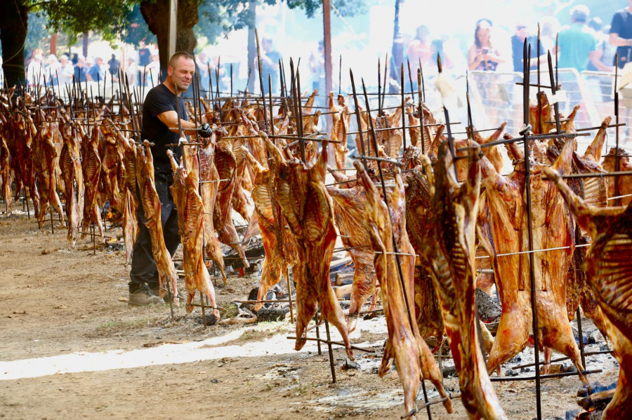 Moraña degustó el mejor “carneiro ao espeto” al estilo de una gran romería popular