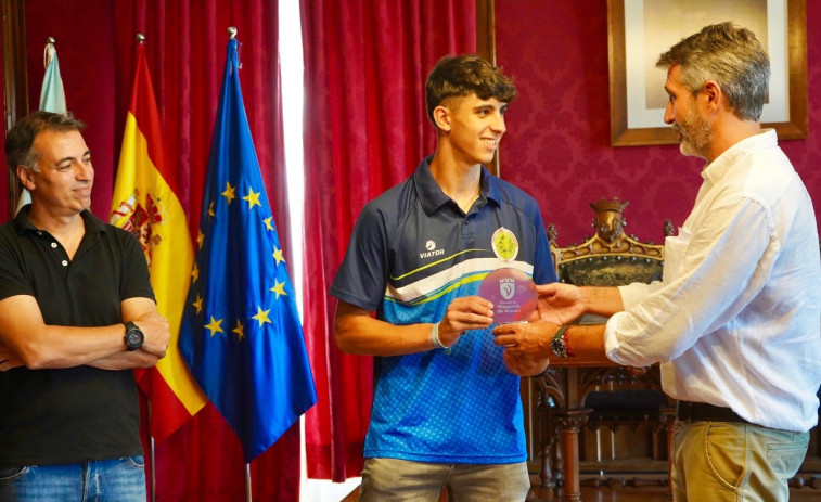 Alberto Varela y Carlos Coira reciben a Álex César, atleta del Mazí