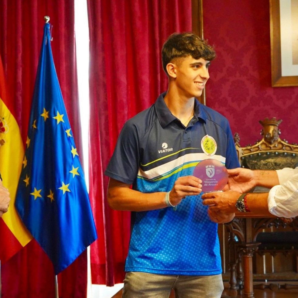 Alberto Varela y Carlos Coira reciben a Álex César, atleta del Mazí