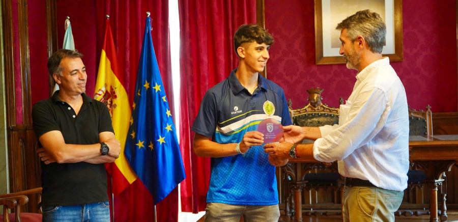 Alberto Varela y Carlos Coira reciben a Álex César, atleta del Mazí