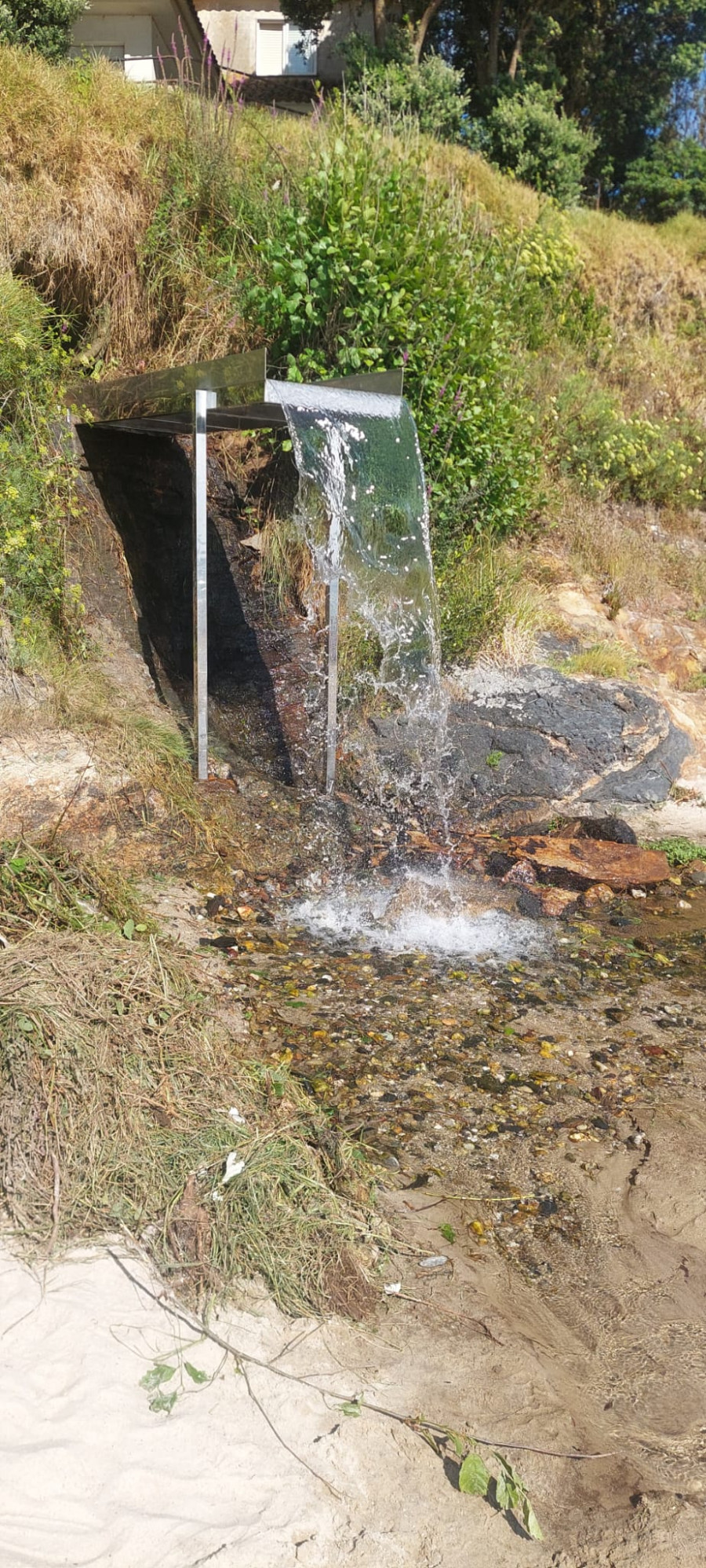 Sanxenxo suma este verano una nueva ducha natural en la playa de Pragueira