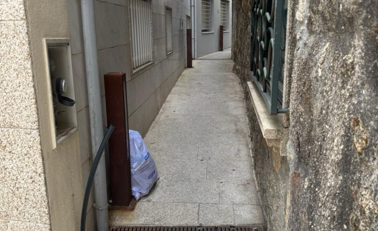 La Policía Local de Sanxenxo denuncia a un ourensano por depositar una bolsa de basura en la vía pública
