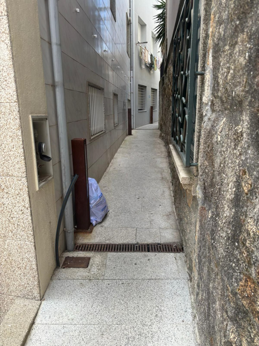 La Policía Local de Sanxenxo denuncia a un ourensano por depositar una bolsa de basura en la vía pública