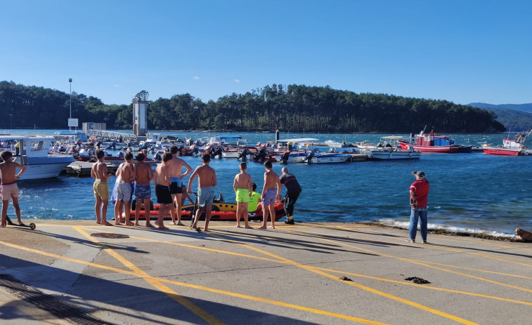 Protección Civil rescata a un adulto a un menor a la deriva en una tabla de paddle surf en la playa de A Covacha de Carril