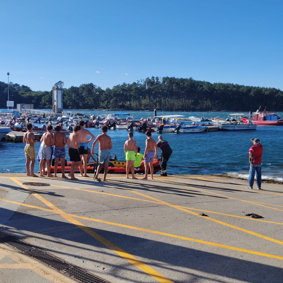 Protección Civil rescata a un adulto a un menor a la deriva en una tabla de paddle surf en la playa de A Covacha de Carril