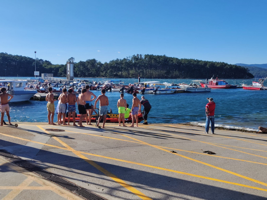 Protección Civil rescata a un adulto a un menor a la deriva en una tabla de paddle surf en la playa de A Covacha de Carril