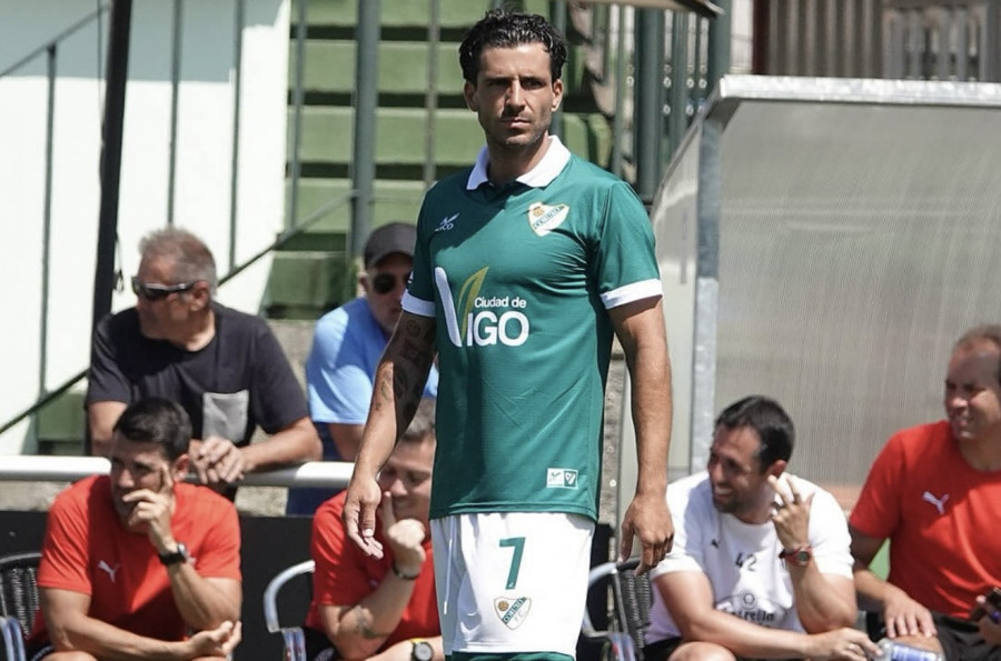 El delantero Álex Rey apunta al Arosa SC tras anunciar su salida del Coruxo