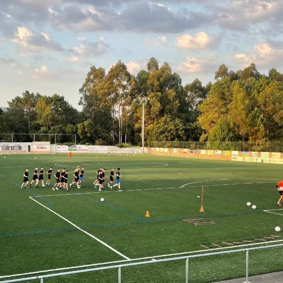 Rianxo licita la mejora energética del campo de fútbol de A Lomba