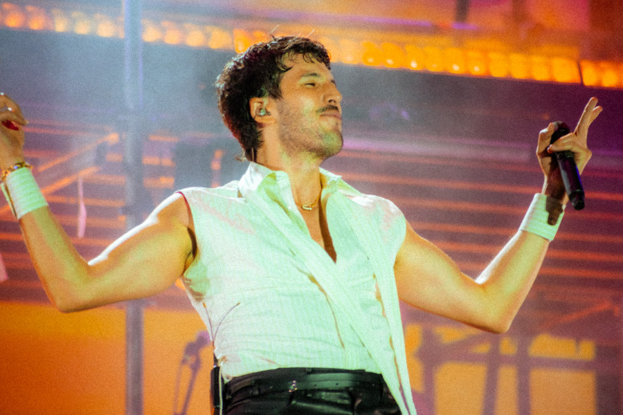 Sebastián Yatra pone a Sanxenxo a bailar con “tacones rojos”