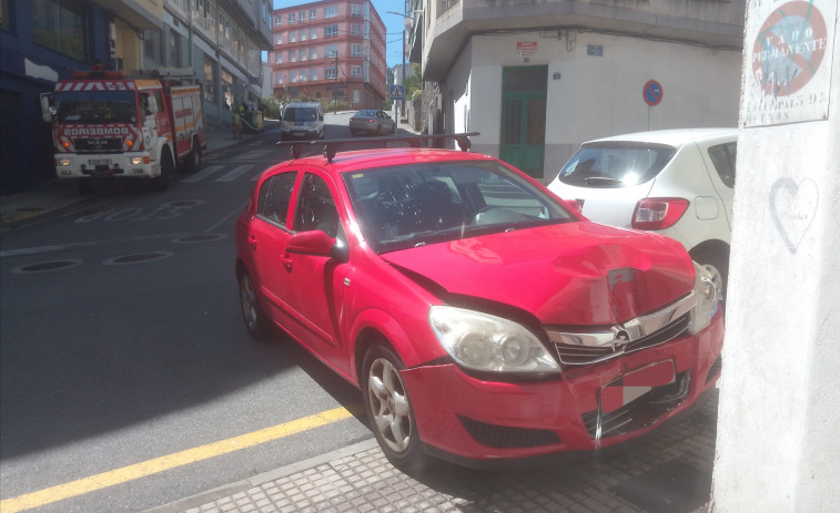 Herida en Ribeira una conductora al chocar con su coche contra un edificio tras no poder frenar en una calle con bastante pendiente