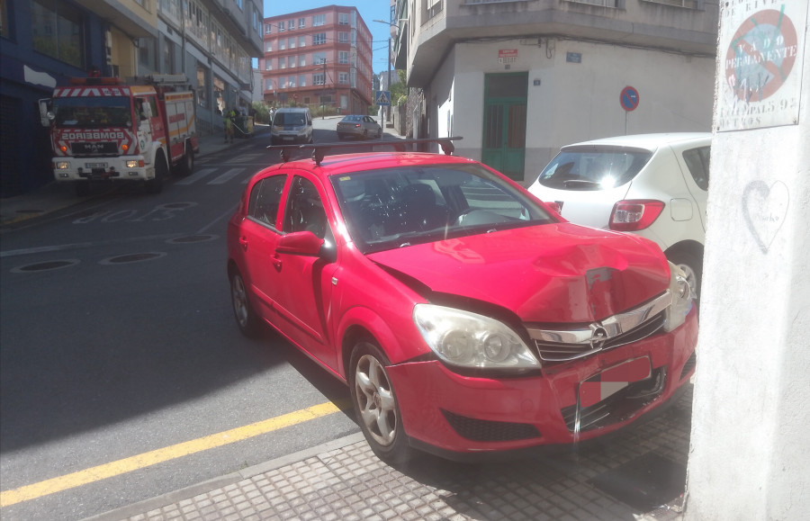 Herida en Ribeira una conductora al chocar con su coche contra un edificio tras no poder frenar en una calle con bastante pendiente