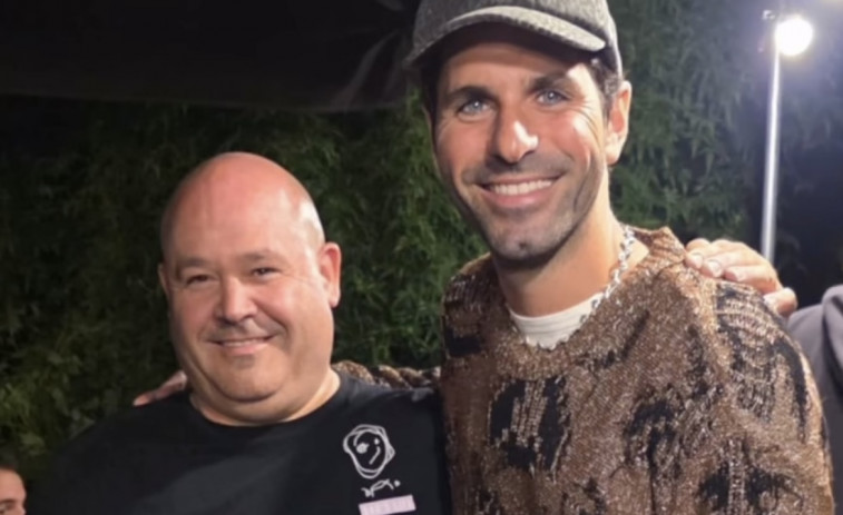 El ex piloto de F1, Jaime Alguersuari, visita una taberna tradicional en Caldas de Reis