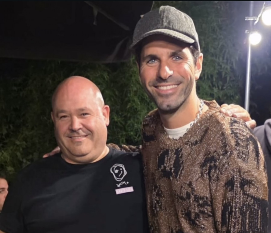 El ex piloto de F1, Jaime Alguersuari, visita una taberna tradicional en Caldas de Reis