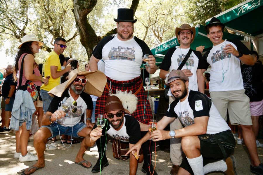 El albariño ya reina en un Cambados “máis cheo que nunca” para “beber con abundancia, pero con sentidiño”