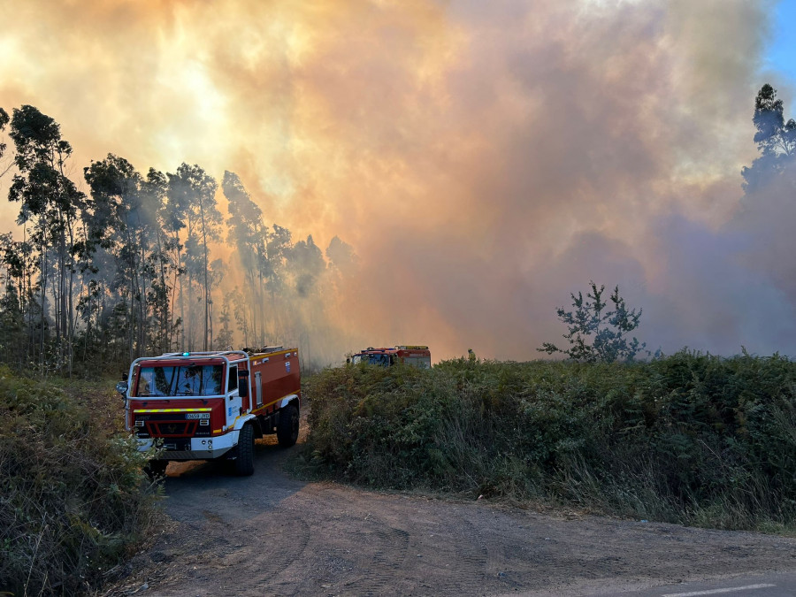 Un incendio forestal registrado en Sanxenxo obliga al desalojo de una vivienda