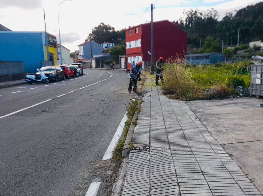 El Concello de O Grove comienza el plan de desbroce municipal que se prolongará hasta finales de año