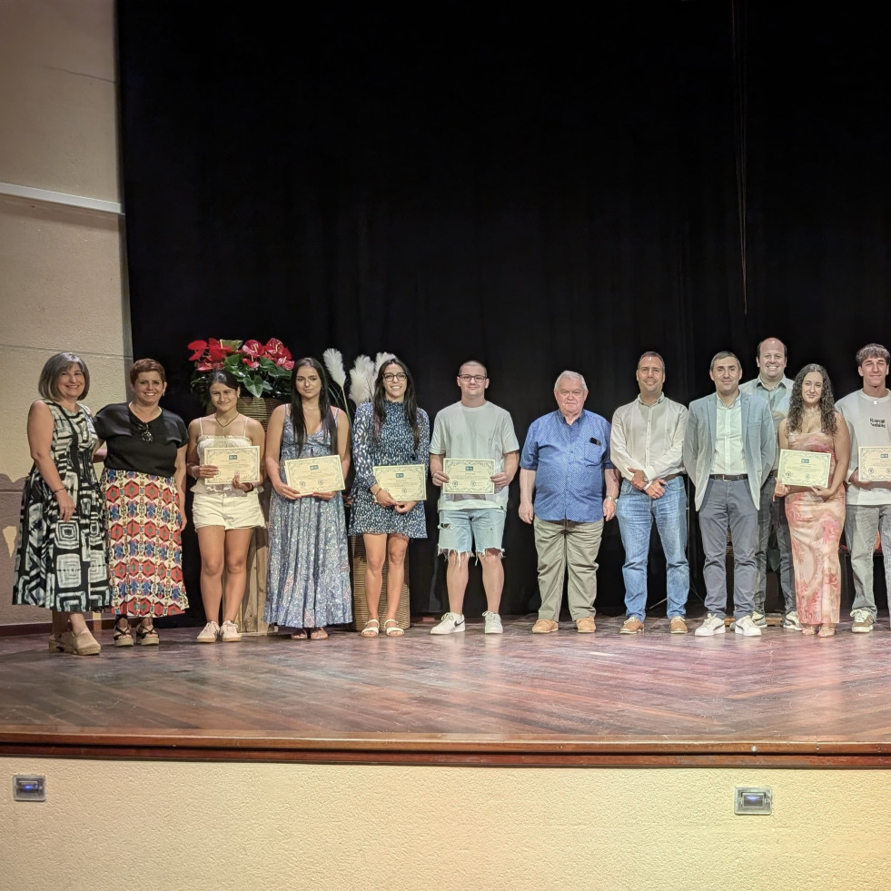 Caldas premia sus mejores expedientes académicos con entradas para el Revenidas y un bono en comercio local
